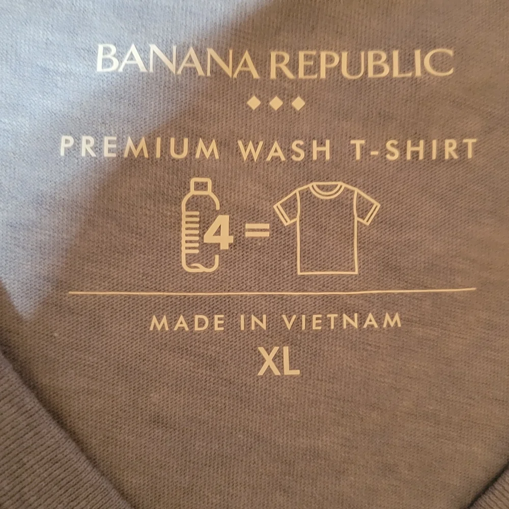 Banana Republic V-Neck shirt
